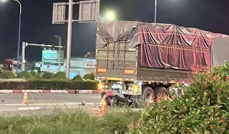 Tông xe máy vào đuôi xe tải sau khi sát hại bạn gái trước cửa phòng trọ -0