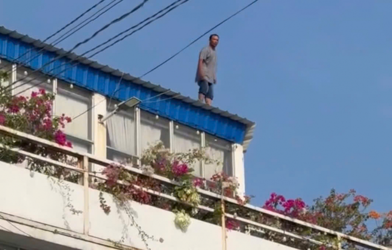 Một thuyên viên nghi ngáo đá leo lên mái nhà 3 tầng được đưa xuống an toàn -0