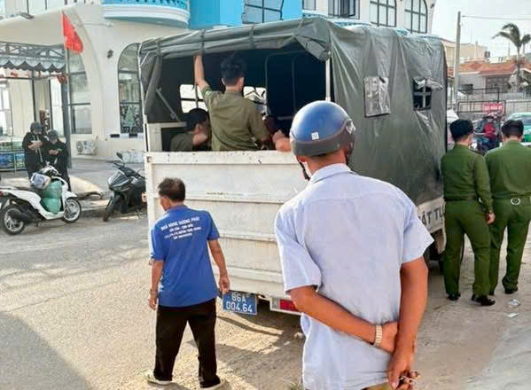 Một thuyên viên nghi ngáo đá leo lên mái nhà 3 tầng được đưa xuống an toàn -0