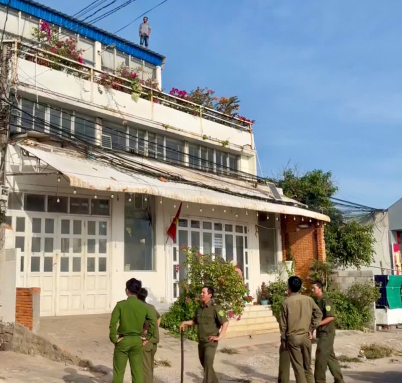 Một thuyên viên nghi ngáo đá leo lên mái nhà 3 tầng được đưa xuống an toàn -0