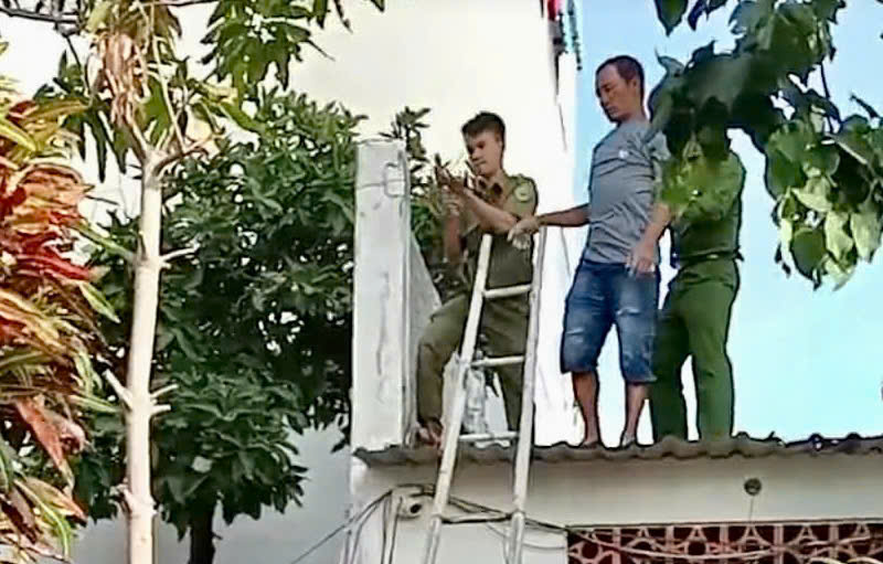 Một thuyên viên nghi ngáo đá leo lên mái nhà 3 tầng được đưa xuống an toàn -0