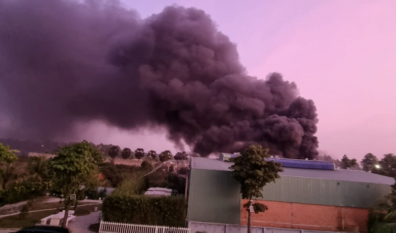 Cháy bãi phế liệu đe dọa nhiều công ty trên đường Mỹ Phước-Tân Vạn -0