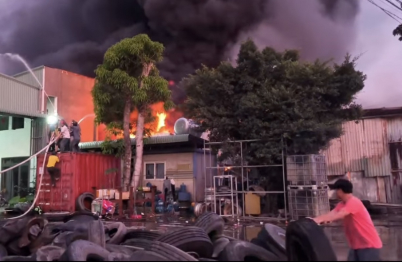 Cháy bãi phế liệu đe dọa nhiều công ty trên đường Mỹ Phước-Tân Vạn -1