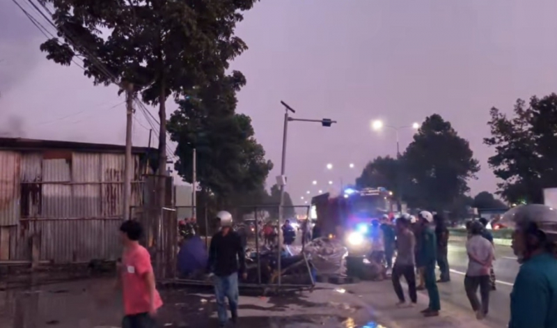 Cháy bãi phế liệu đe dọa nhiều công ty trên đường Mỹ Phước-Tân Vạn -2