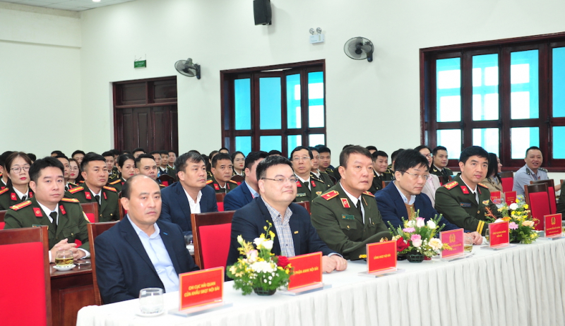 Phong cấp bậc hàm đối với viên chức, nhân viên An ninh hàng không vào công tác tại Cục Quản lý xuất nhập cảnh -0