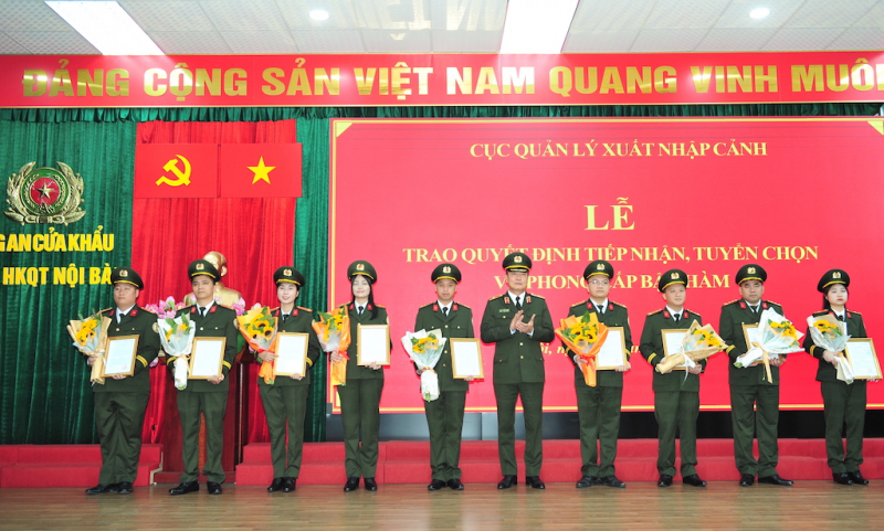 Phong cấp bậc hàm đối với viên chức, nhân viên An ninh hàng không vào công tác tại Cục Quản lý xuất nhập cảnh -0