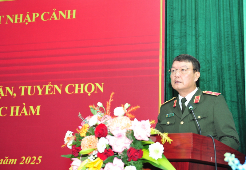 Phong cấp bậc hàm đối với viên chức, nhân viên An ninh hàng không vào công tác tại Cục Quản lý xuất nhập cảnh -0