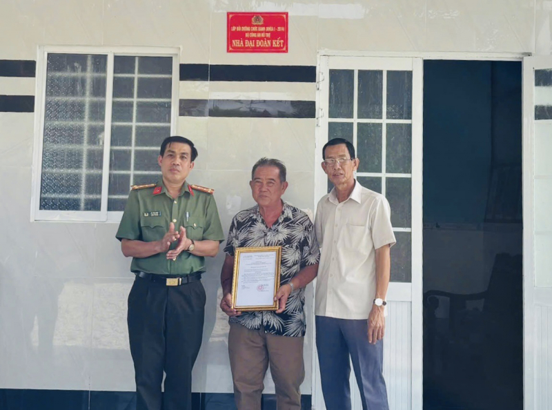 Công an Cà Mau bàn giao nhà Đại đoàn kết tại xã Tạ An Khương -0
