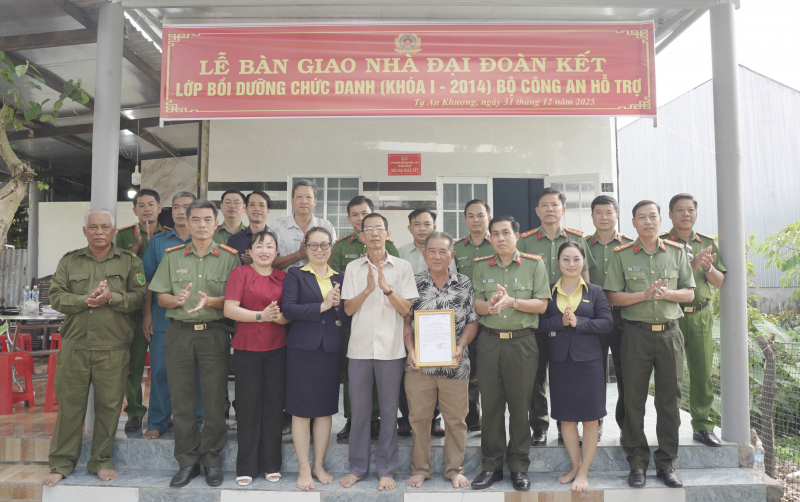Công an Cà Mau bàn giao nhà Đại đoàn kết tại xã Tạ An Khương -0