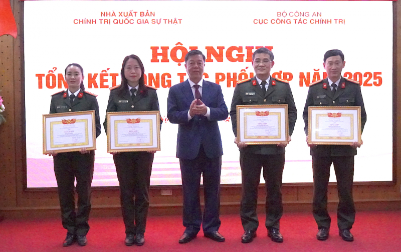 Công tác phối hợp giữa Cục Công tác chính trị và Nhà xuất bản Chính trị quốc gia Sự thật phát huy hiệu quả, đi vào chiều sâu -3