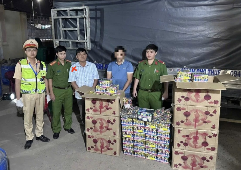 đối tượng đoàn văn khá (áo sơ mi kẻ sọc)..jpg -0