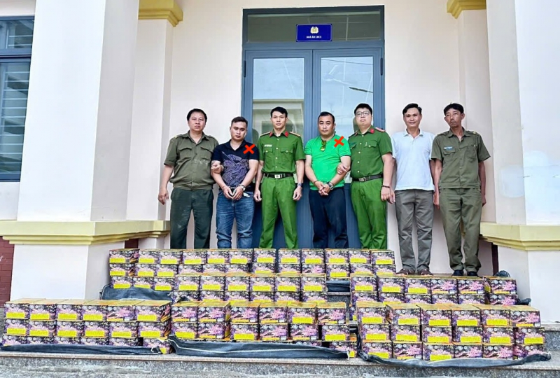 đối tượng nguyễn đức tú (áo xanh) và đoàn văn hoà (áo đen)..jpg -0