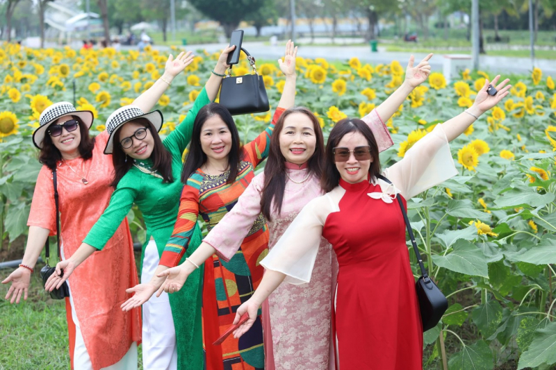 Van Phuc City bật “Mood xuân” với lễ hội hoa Tết lớn nhất năm -0