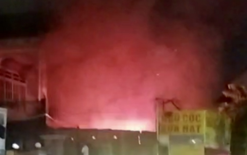 Cháy ki ốt bán nước giải khát trong đêm, 1 người tử vong -0