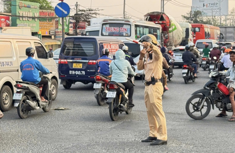 CSGT có mặt tại các điểm nóng giúp người dân về quê nghỉ Tết dương lịch an lành  -1