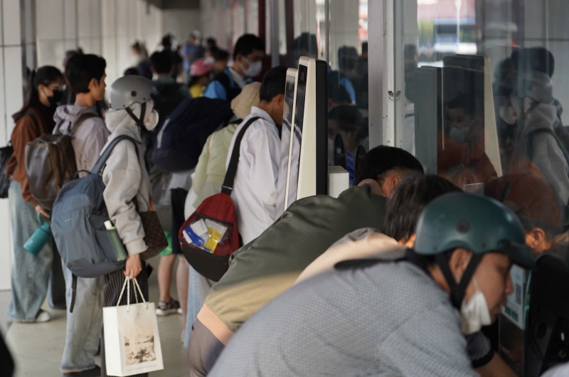 CSGT có mặt tại các điểm nóng giúp người dân về quê nghỉ Tết dương lịch an lành  -0