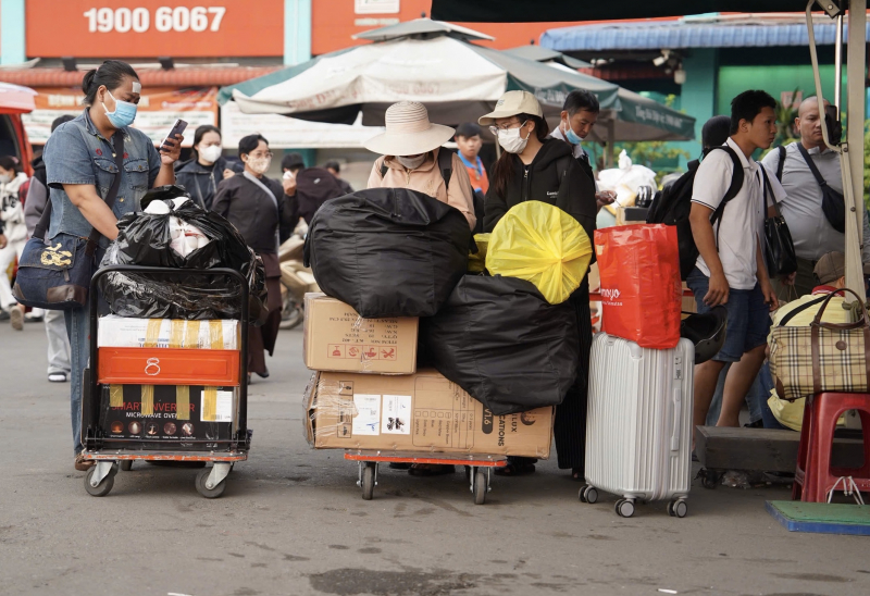 CSGT có mặt tại các điểm nóng giúp người dân về quê nghỉ Tết dương lịch an lành  -1