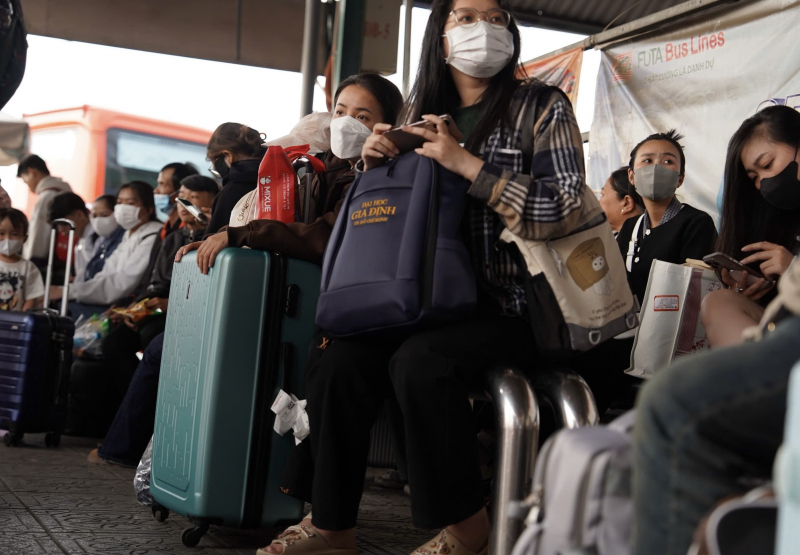 CSGT có mặt tại các điểm nóng giúp người dân về quê nghỉ Tết dương lịch an lành  -2