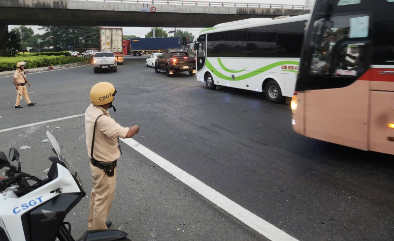 CSGT có mặt tại các điểm nóng giúp người dân về quê nghỉ Tết dương lịch an lành  -2