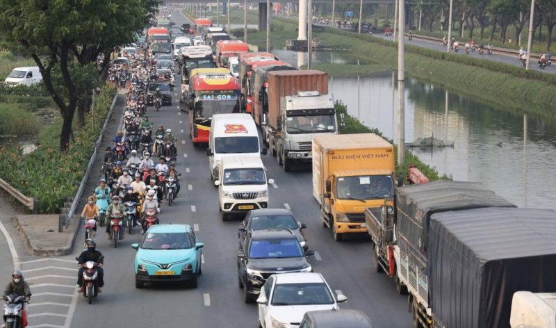 CSGT có mặt tại các điểm nóng giúp người dân về quê nghỉ Tết dương lịch an lành  -4