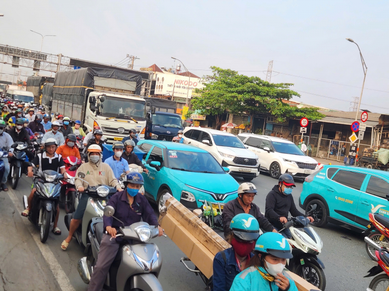 CSGT có mặt tại các điểm nóng giúp người dân về quê nghỉ Tết dương lịch an lành  -0