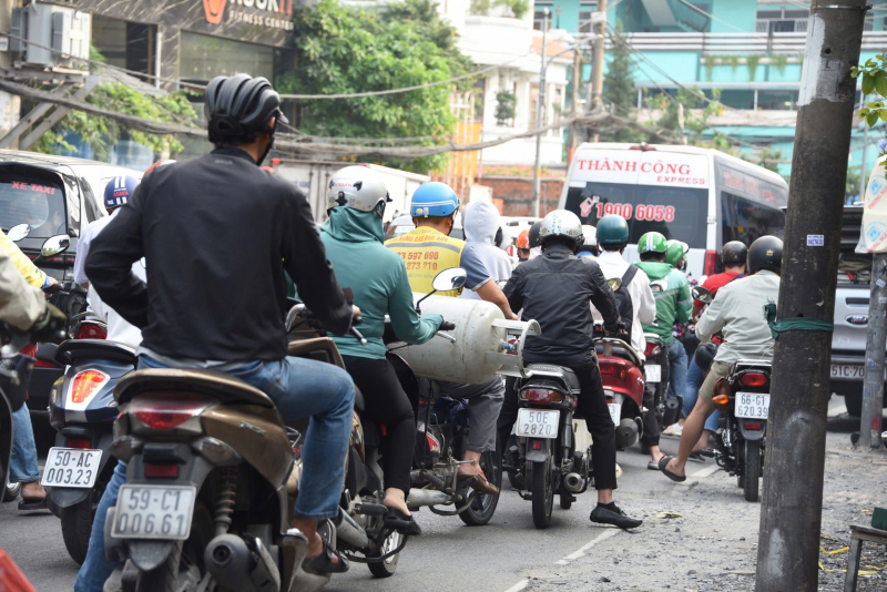 CSGT có mặt tại các điểm nóng giúp người dân về quê nghỉ Tết dương lịch an lành  -1