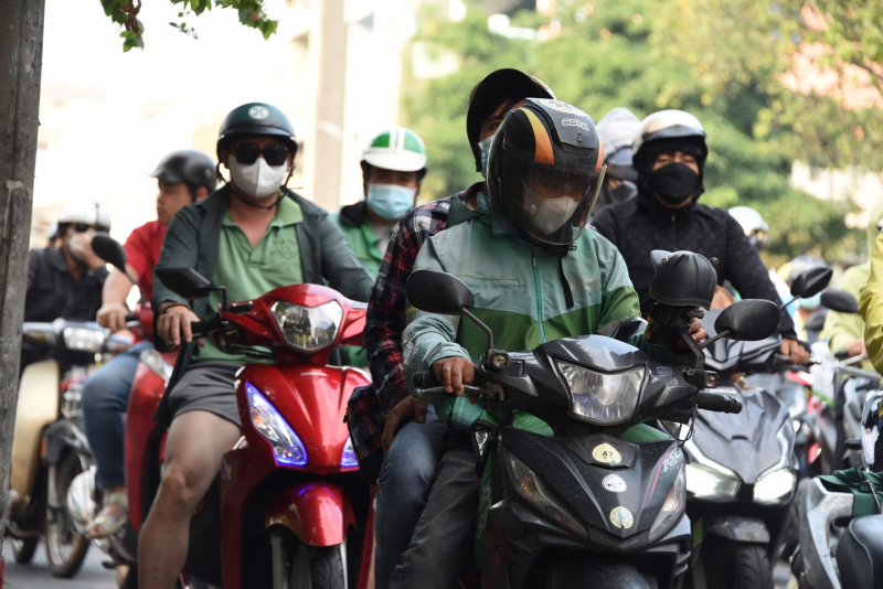 CSGT có mặt tại các điểm nóng giúp người dân về quê nghỉ Tết dương lịch an lành  -2