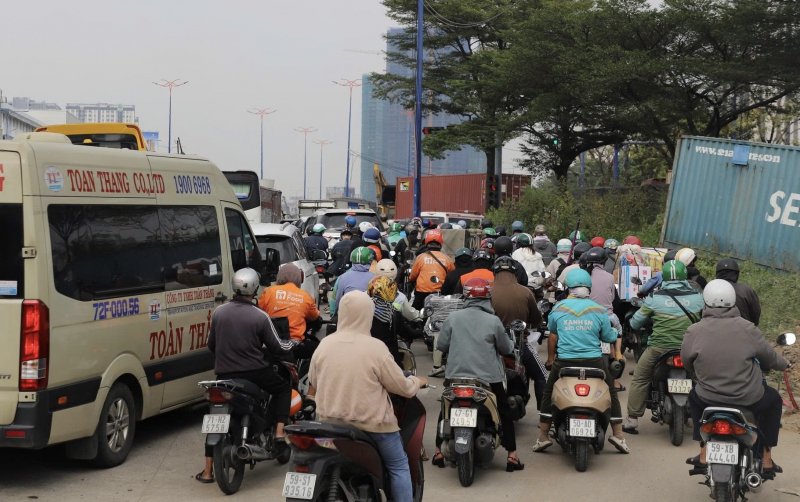 CSGT có mặt tại các điểm nóng giúp người dân về quê nghỉ Tết dương lịch an lành  -5