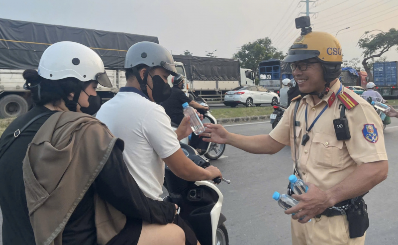 CSGT có mặt tại các điểm nóng giúp người dân về quê nghỉ Tết dương lịch an lành  -3