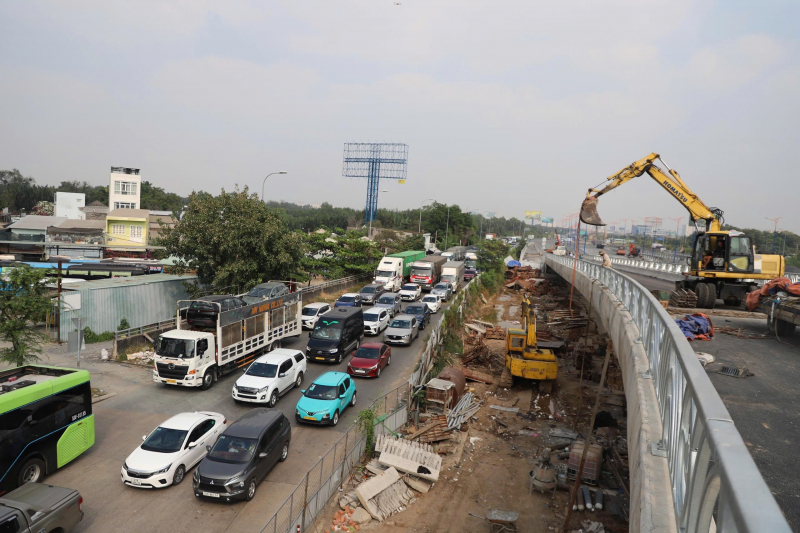 CSGT có mặt tại các điểm nóng giúp người dân về quê nghỉ Tết dương lịch an lành  -4