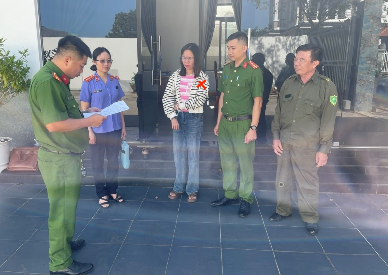 lực lượng chức năng đọc lệnh bắt giữ đối với đối tượng nguyễn thị kim anh..jpg -0