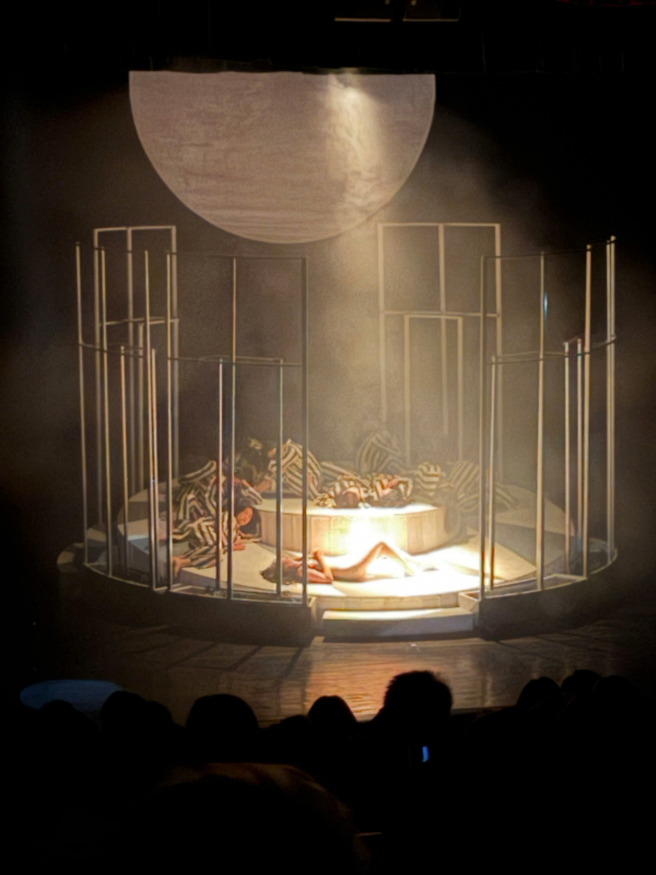 Hình ảnh sexy trên sân khấu: Có nên không? -0