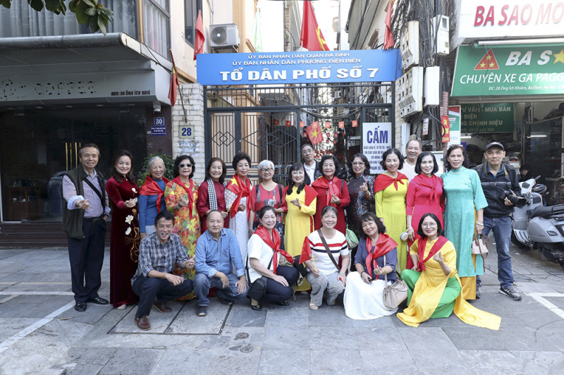 nhá»¯ng ngæ°á»i con cá»§a khu táº­p thá»ƒ 3b ã”ng ãch khiãªm thäƒm láº¡i chá»‘n xæ°a.jpg -0