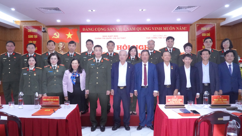 Công tác phối hợp giữa Cục Công tác chính trị và Nhà xuất bản Chính trị quốc gia Sự thật phát huy hiệu quả, đi vào chiều sâu -2