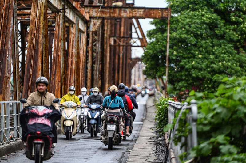 Từ mai, xe máy lại được lưu thông bình thường qua cầu Long Biên  -0
