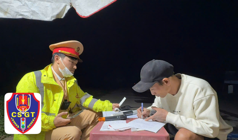 Kiểm tra tải trọng xe chở than từ Lào về Cảng Chân Mây, phát hiện tài xế dương tính ma túy -0