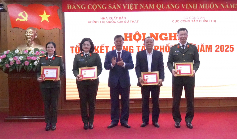 Công tác phối hợp giữa Cục Công tác chính trị và Nhà xuất bản Chính trị quốc gia Sự thật phát huy hiệu quả, đi vào chiều sâu -4