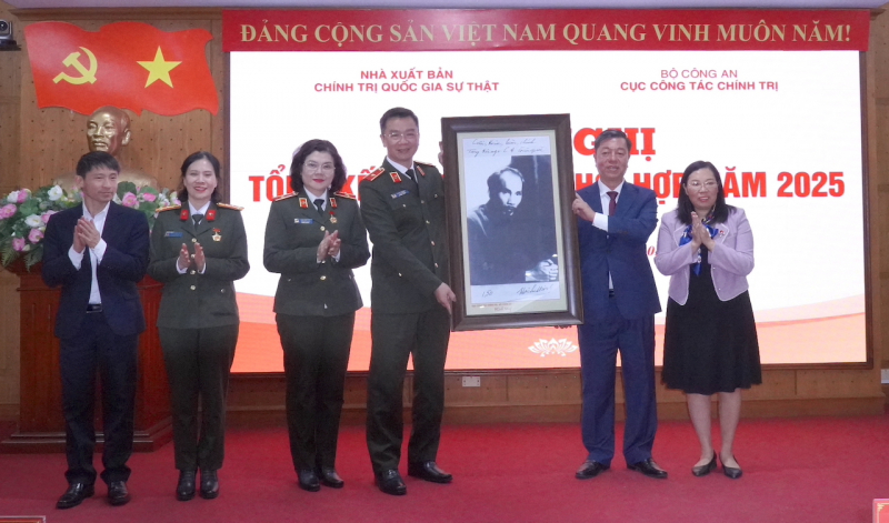 Công tác phối hợp giữa Cục Công tác chính trị và Nhà xuất bản Chính trị quốc gia Sự thật phát huy hiệu quả, đi vào chiều sâu -0