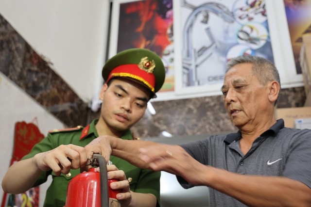 Hà Nội vận động 100% hộ gia đình trang bị chữa cháy -0