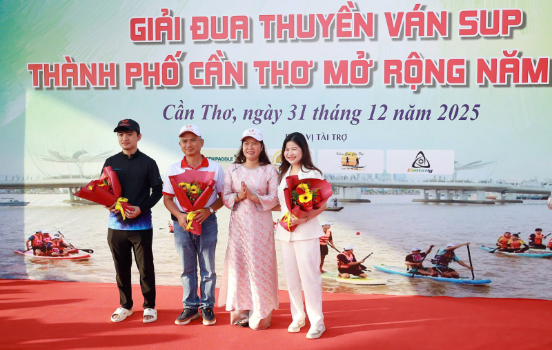 Hơn 200 VĐV tranh tài sôi nổi tại Giải đua thuyền ván SUP TP Cần Thơ mở rộng -0