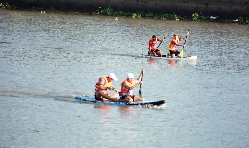 Hơn 200 VĐV tranh tài sôi nổi tại Giải đua thuyền ván SUP TP Cần Thơ mở rộng -0