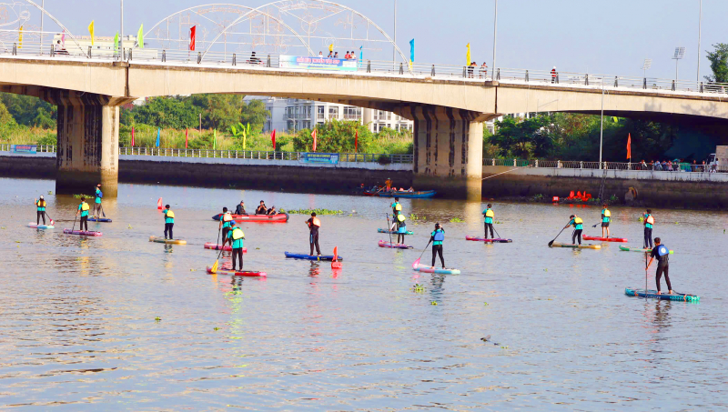 Hơn 200 VĐV tranh tài sôi nổi tại Giải đua thuyền ván SUP TP Cần Thơ mở rộng -2