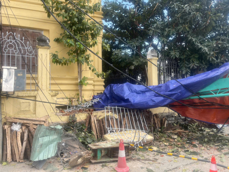 Gãy cần cẩu công trình xây dựng làm sập tường rào Bảo tàng Điêu khắc Chăm Đà Nẵng -0