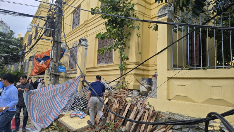 Gãy cần cẩu công trình xây dựng làm sập tường rào Bảo tàng Điêu khắc Chăm Đà Nẵng -0