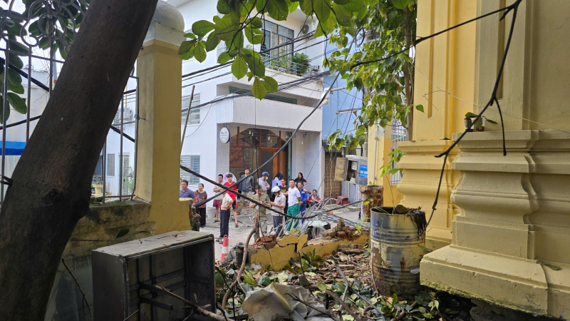 Gãy cần cẩu công trình xây dựng làm sập tường rào Bảo tàng Điêu khắc Chăm Đà Nẵng -2