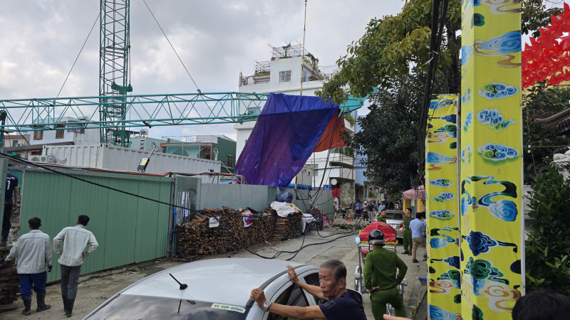 Gãy cần cẩu công trình xây dựng làm sập tường rào Bảo tàng Điêu khắc Chăm Đà Nẵng -3