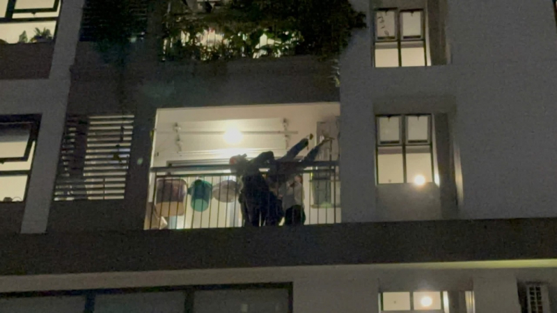 Thượng úy Cảnh sát vận động, thuyết phục nam thanh niên từ bỏ ý định tự tử -2