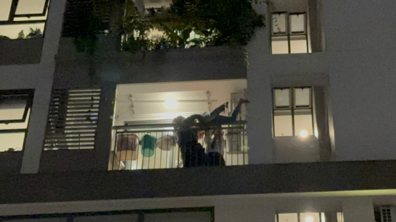 Thượng úy Cảnh sát vận động, thuyết phục nam thanh niên từ bỏ ý định tự tử -3