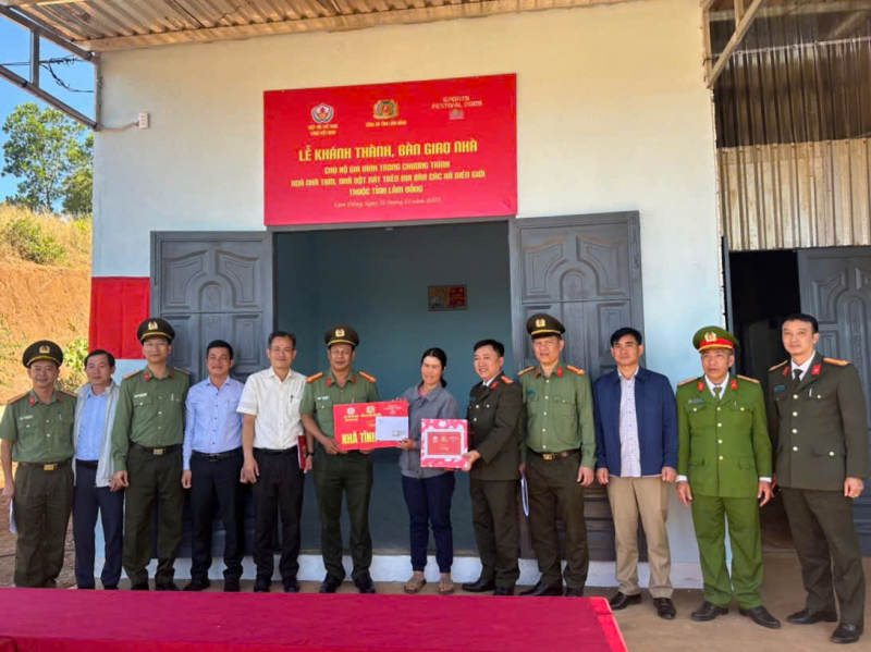 Hiệp hội Thể thao Công an Nhân dân Việt Nam bàn giao nhà cho hộ nghèo biên giới -0