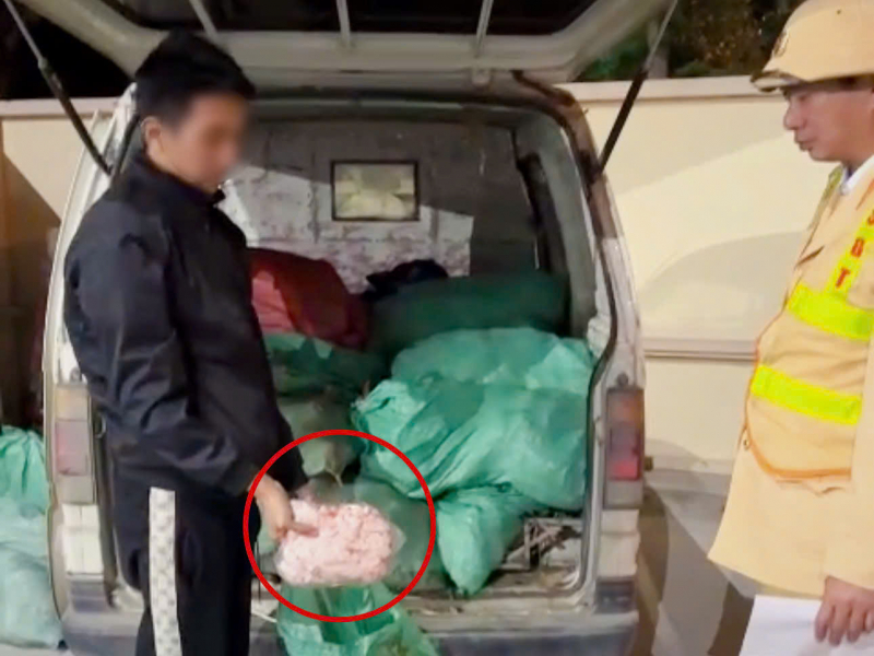 CSGT bắt gần 1 tấn chân gà thối trước Giao thừa -0